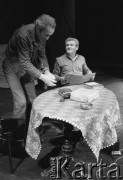 31.05.1981, Warszawa, Polska.
Franciszek Pieczka i Bronisław Pawlik na deskach teatru.
Fot. Jarosław Tarań, zbiory Ośrodka KARTA [81-25] 
