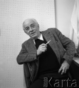 6.01.1981, Warszawa, Polska.
Jan Świderski, portret z papierosem.
Fot. Jarosław Tarań, zbiory Ośrodka KARTA [81-51]