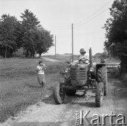 Czerwiec 1981, Zagozd, pow. Drawsko Pomorskie, Polska
Gospodarstwo rodziny Grzybickich, traktor na wiejskiej drodze.
Fot. Jarosław Tarań, zbiory Ośrodka KARTA [81-30] 
