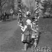 12.04.1981, Łyse, woj. Ostrołęka, Polska
Niedziela Palmowa na Kurpiach, dziewczynki w kurpiowskich strojach z palmami.
Fot. Jarosław Tarań, zbiory Ośrodka KARTA [81-16]