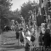 12.04.1981, Łyse, woj. Ostrołęka, Polska
Niedziela Palmowa na Kurpiach, dzieci w kurpiowskich strojach z palmami.
Fot. Jarosław Tarań, zbiory Ośrodka KARTA [81-16]