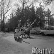 12.04.1981, Łyse, woj. Ostrołęka, Polska
Niedziela Palmowa na Kurpiach, kobiety w kurpiowskich strojach z palmami.
Fot. Jarosław Tarań, zbiory Ośrodka KARTA [81-16]