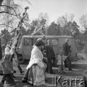 12.04.1981, Łyse, woj. Ostrołęka, Polska
Niedziela Palmowa na Kurpiach, kobiety w kurpiowskich strojach z palmami, w tle samochód 