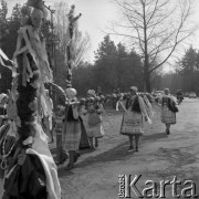 12.04.1981, Łyse, woj. Ostrołęka, Polska
Niedziela Palmowa na Kurpiach, kobiety w kurpiowskich strojach z palmami.
Fot. Jarosław Tarań, zbiory Ośrodka KARTA [81-16]