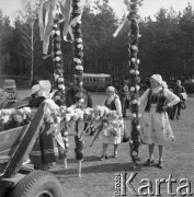 12.04.1981, Łyse, woj. Ostrołęka, Polska
Niedziela Palmowa na Kurpiach, kobiety w kurpiowskich strojach z palmami.
Fot. Jarosław Tarań, zbiory Ośrodka KARTA [81-15]