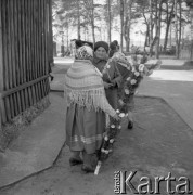 12.04.1981, Łyse, woj. Ostrołęka, Polska
Niedziela Palmowa na Kurpiach, kobiety w kurpiowskich strojach z palmami.
Fot. Jarosław Tarań, zbiory Ośrodka KARTA [81-15]