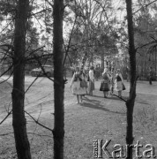 12.04.1981, Łyse, woj. Ostrołęka, Polska
Niedziela Palmowa na Kurpiach, kobiety w kurpiowskich strojach z palmami.
Fot. Jarosław Tarań, zbiory Ośrodka KARTA [81-15]