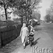 12.04.1981, Łyse, woj. Ostrołęka, Polska
Niedziela Palmowa na Kurpiach, kobieta i dziecko z palmą.
Fot. Jarosław Tarań, zbiory Ośrodka KARTA [81-15]