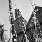 12.04.1981, Łyse, woj. Ostrołęka, Polska
Niedziela Palmowa na Kurpiach, palmy na tle wieży kościoła.
Fot. Jarosław Tarań, zbiory Ośrodka KARTA [81-14]