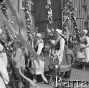 12.04.1981, Łyse, woj. Ostrołęka, Polska
Niedziela Palmowa na Kurpiach, kobiety w kurpiowskich strojach z palmami przed kościołem.
Fot. Jarosław Tarań, zbiory Ośrodka KARTA [81-14]