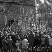 12.04.1981, Łyse, woj. Ostrołęka, Polska
Niedziela Palmowa na Kurpiach, wierni z palmami przed kościołem podczas mszy świętej.
Fot. Jarosław Tarań, zbiory Ośrodka KARTA [81-14]