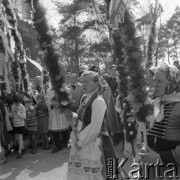 12.04.1981, Łyse, woj. Ostrołęka, Polska
Niedziela Palmowa na Kurpiach, kobiety w kurpiowskich strojach z palmami.
Fot. Jarosław Tarań, zbiory Ośrodka KARTA [81-14] 
