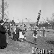 12.04.1981, Łyse, woj. Ostrołęka, Polska
Niedziela Palmowa na Kurpiach, dziewczynka z palmą.
Fot. Jarosław Tarań, zbiory Ośrodka KARTA [81-13] 
