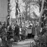 12.04.1981, Łyse, woj. Ostrołęka, Polska
Niedziela Palmowa na Kurpiach, wierni z palmami i ksiądz przed kościołem.
Fot. Jarosław Tarań, zbiory Ośrodka KARTA [81-14] 
