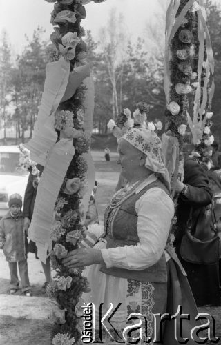 12.04.1981, Łyse, woj. Ostrołęka, Polska
Niedziela Palmowa na Kurpiach, kobieta z palmą.
Fot. Jarosław Tarań, zbiory Ośrodka KARTA [81-12] 
