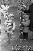 12.04.1981, Łyse, woj. Ostrołęka, Polska
Niedziela Palmowa na Kurpiach, dzieci z palmami.
Fot. Jarosław Tarań, zbiory Ośrodka KARTA [81-12] 
