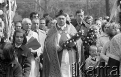 12.04.1981, Łyse, woj. Ostrołęka, Polska
Niedziela Palmowa na Kurpiach, ksiądz z palmą w otoczeniu wiernych.
Fot. Jarosław Tarań, zbiory Ośrodka KARTA [81-11] 

