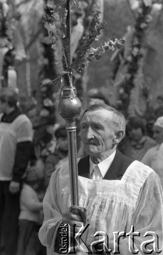 12.04.1981, Łyse, woj. Ostrołęka, Polska
Niedziela Palmowa na Kurpiach, mężczyzna z krzyżem.
Fot. Jarosław Tarań, zbiory Ośrodka KARTA [81-10] 
