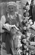 12.04.1981, Łyse, woj. Ostrołęka, Polska
Niedziela Palmowa na Kurpiach, kobieta w kurpiowskim stroju z palmą.
Fot. Jarosław Tarań, zbiory Ośrodka KARTA [81-10] 
