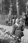 12.04.1981, Łyse, woj. Ostrołęka, Polska
Niedziela Palmowa na Kurpiach, kobiety z palmami.
Fot. Jarosław Tarań, zbiory Ośrodka KARTA [81-10] 
