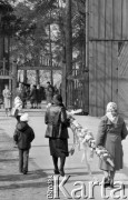 12.04.1981, Łyse, woj. Ostrołęka, Polska
Niedziela Palmowa na Kurpiach, kobiety z palmą.
Fot. Jarosław Tarań, zbiory Ośrodka KARTA [81-10] 
