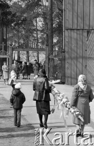 12.04.1981, Łyse, woj. Ostrołęka, Polska
Niedziela Palmowa na Kurpiach, kobiety z palmą.
Fot. Jarosław Tarań, zbiory Ośrodka KARTA [81-10] 
