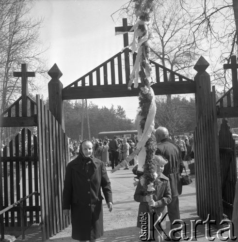 12.04.1981, Łyse, woj. Ostrołęka, Polska
Niedziela Palmowa na Kurpiach, dziewczynka z palmą.
Fot. Jarosław Tarań, zbiory Ośrodka KARTA [81-15]