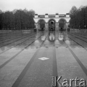 Maj 1981, Warszawa, Polska.
Grób Nieznanego Żołnierza, w tle Ogród Saski.
Fot. Jarosław Tarań, zbiory Ośrodka KARTA [81-27] 
