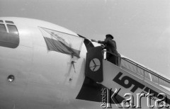 Czerwiec-lipiec 1981, Warszawa, Polska.
Samolot IŁ 62M Polskich Linii Lotniczych LOT, nadanie imienia gen. Władysława Sikorskiego.
Fot. Jarosław Tarań, zbiory Ośrodka KARTA [81-46] 
