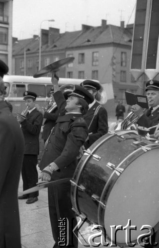 Czerwiec 1981, Koszalin, Polska
Festiwal Orkiestr Dętych Ochotniczych Straży Pożarnych, muzyk z talerzami.
Fot. Jarosław Tarań, zbiory Ośrodka KARTA [81-38] 
