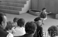 Czerwiec 1981, Koszalin, Polska
Festiwal Orkiestr Dętych Ochotniczych Straży Pożarnych, tańcząca dziewczynka.
Fot. Jarosław Tarań, zbiory Ośrodka KARTA [81-37] 
