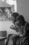 Sierpień 1981, Kazimierz Dolny, Polska
Dziewczyna i chłopak jedzący gofry, w tle studnia na Rynku.
Fot. Jarosław Tarań, zbiory Ośrodka KARTA [81-7]