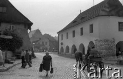 Sierpień 1981, Kazimierz Dolny, Polska
Fragment ulicy, przejeżdżająca bryczka, w tle kościół św Anny.
Fot. Jarosław Tarań, zbiory Ośrodka KARTA [81-7]