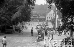 Sierpień 1981, Kazimierz Dolny, Polska
Fragment Rynku, widoczna studnia i w głębi Kamienica Gdańska.
Fot. Jarosław Tarań, zbiory Ośrodka KARTA [81-7]