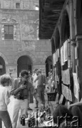 Sierpień 1981, Kazimierz Dolny, Polska
Galeria sztuki i handel starociami przy Rynku, w tle Kamienica Przybyłów pod św. Mikołajem i Krzysztofem
Fot. Jarosław Tarań, zbiory Ośrodka KARTA [81-7]