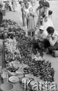 Sierpień 1981, Kazimierz Dolny, Polska
Rynek, turyści oglądający gliniane naczynia.
Fot. Jarosław Tarań, zbiory Ośrodka KARTA [81-7]