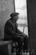 Sierpień 1981, Kazimierz Dolny, Polska
Starszy pan z laską siedzący na ławce.
Fot. Jarosław Tarań, zbiory Ośrodka KARTA [81-7]