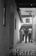 Sierpień 1981, Kazimierz Dolny, Polska
Przechodnie w przejściu między domami.
Fot. Jarosław Tarań, zbiory Ośrodka KARTA [81-6]