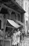 Sierpień 1981, Kazimierz Dolny, Polska
Grupa osób przy straganie z gruszkami.
Fot. Jarosław Tarań, zbiory Ośrodka KARTA [81-6]
