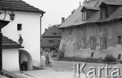 Sierpień 1981, Kazimierz Dolny, Polska
Fragment miasteczka, mężczyzna jadący na rowerze.
Fot. Jarosław Tarań, zbiory Ośrodka KARTA [81-6]