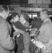 16.04.1981, Warszawa, Polska.
Lotnisko Okęcie, spotkanie rodzeństwa Tałanda po 42 latach - wizyta siostry mieszkającej w Argentynie.
Fot. Jarosław Tarań, zbiory Ośrodka KARTA [81-1] 
