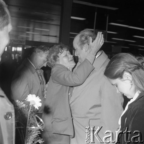 16.04.1981, Warszawa, Polska.
Lotnisko Okęcie, spotkanie rodzeństwa Tałanda po 42 latach - wizyta siostry mieszkającej w Argentynie.
Fot. Jarosław Tarań, zbiory Ośrodka KARTA [81-1]