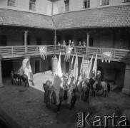 22.07.1981, Golub-Dobrzyń, woj. Toruń, Polska
V Turniej Rycerski na zamku krzyżackim, konni rycerze na dziedzińcu.
Fot. Jarosław Tarań, zbiory Ośrodka KARTA [81-4]