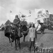 22.07.1981, Golub-Dobrzyń, woj. Toruń, Polska
V Turniej Rycerski na zamku krzyżackim, rycerz z giermkiem.
Fot. Jarosław Tarań, zbiory Ośrodka KARTA [81-3]