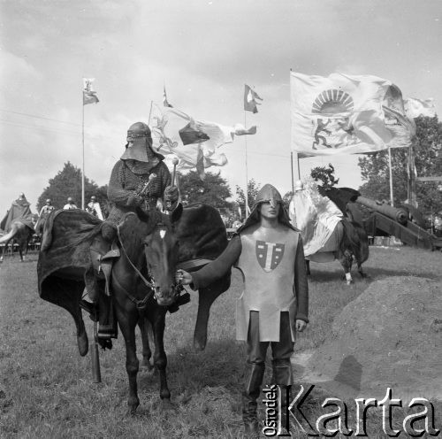 22.07.1981, Golub-Dobrzyń, woj. Toruń, Polska
V Turniej Rycerski na zamku krzyżackim, rycerz z giermkiem.
Fot. Jarosław Tarań, zbiory Ośrodka KARTA [81-3]