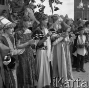 22.07.1981, Golub-Dobrzyń, woj. Toruń, Polska
V Turniej Rycerski na zamku krzyżackim, grupa dziewcząt w sukniach z epoki.
Fot. Jarosław Tarań, zbiory Ośrodka KARTA [81-3]