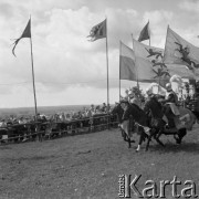 22.07.1981, Golub-Dobrzyń, woj. Toruń, Polska
V Turniej Rycerski na zamku krzyżackim, konni rycerze ze sztandarami.
Fot. Jarosław Tarań, zbiory Ośrodka KARTA [81-3]