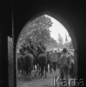 22.07.1981, Golub-Dobrzyń, woj. Toruń, Polska
V Turniej Rycerski na zamku krzyżackim, konni w wojskowych mundurach na tle bramy do zamku.
Fot. Jarosław Tarań, zbiory Ośrodka KARTA [81-2] 
