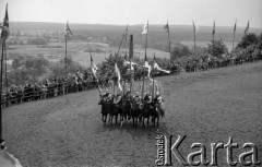 22.07.1981, Golub-Dobrzyń, woj. Toruń, Polska
V Turniej Rycerski na zamku krzyżackim, konni rycerze, w tle publiczność.
Fot. Jarosław Tarań, zbiory Ośrodka KARTA [81-43] 
