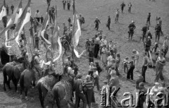 22.07.1981, Golub-Dobrzyń, woj. Toruń, Polska
V Turniej Rycerski na zamku krzyżackim, husaria i publiczność.
Fot. Jarosław Tarań, zbiory Ośrodka KARTA [81-43] 
